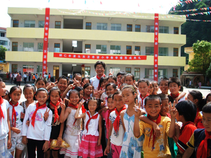 德赢vwin8868官网中国总代表田中孝明(中)和学生们的合影